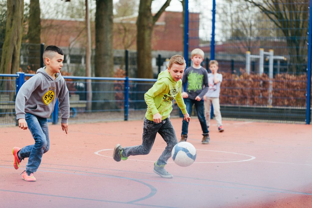 Zuhause für Kinder - Jungs am Fußballspielen